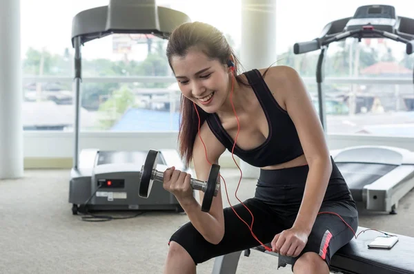 Femme faisant de l'exercice dans la salle de fitness — Photo