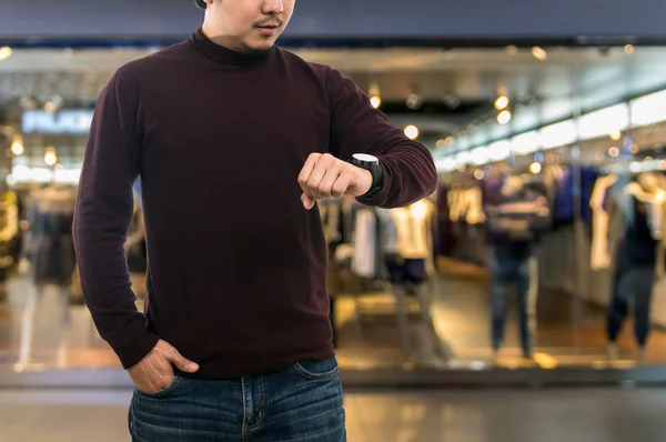 Guy dragen lange t-shirt — Stockfoto