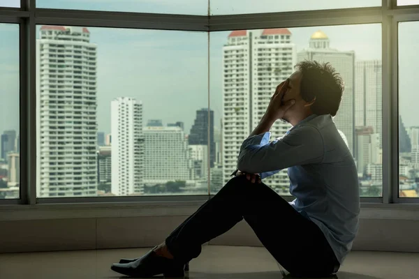 Hombre deprimido sentado cabeza en las manos —  Fotos de Stock