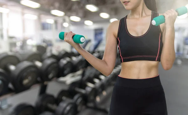 Mujer joven haciendo ejercicio con pesas —  Fotos de Stock