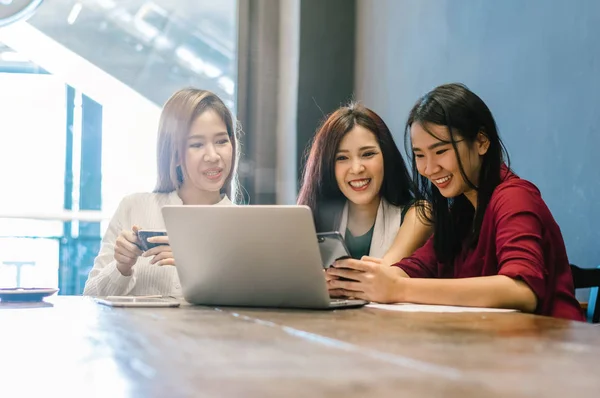 Aziatische zakenvrouwen met bij brainstormen vergadering — Stockfoto