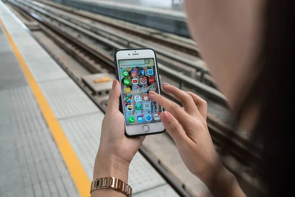 Mano de mujer en Iphone6 — Foto de Stock