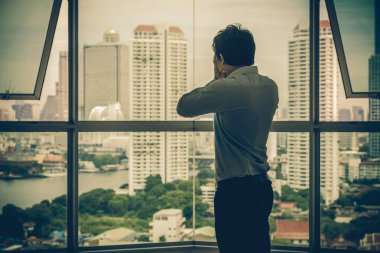 depresif adam ayakta yüz eller içinde 