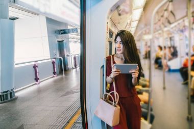 Teknoloji tablet ile Asyalı kadın