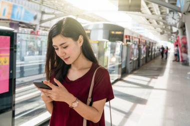 Asyalı kadın akıllı cep telefonu kullanarak