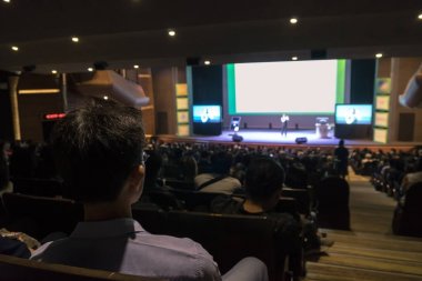 Hoparlörleri dinleme seyirci arkadan görünüş