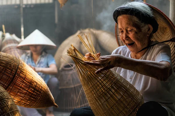 Old Vietnamese female craftsman — Stock Photo, Image