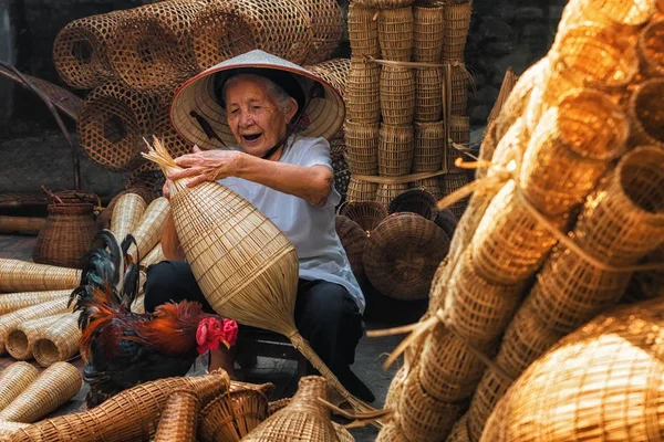 Old Vietnamese female craftsman — Stock Photo, Image