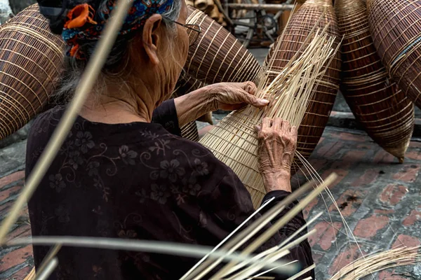 Closeup Old Vietnamese female craftsman — Stock Photo, Image