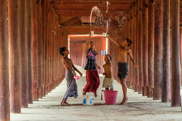 Nedefinovaný barmské děti — Stock fotografie