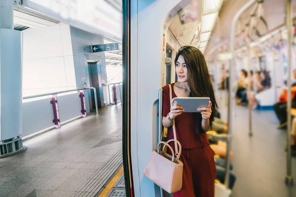 Mulher asiática com tecnologia tablet — Fotografia de Stock