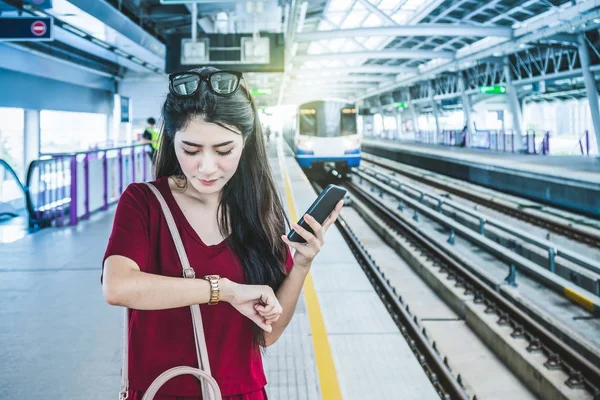 Asyalı kadın saat izlerken 