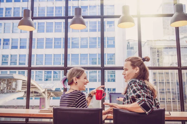 Hipster pareja joven freelancers —  Fotos de Stock