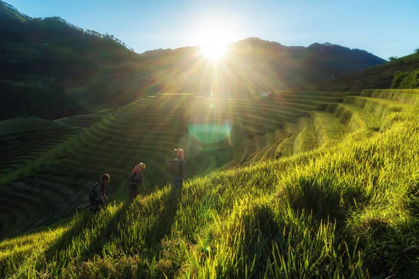 Tre odefinierad vietnamesiska Hmong barn — Stockfoto