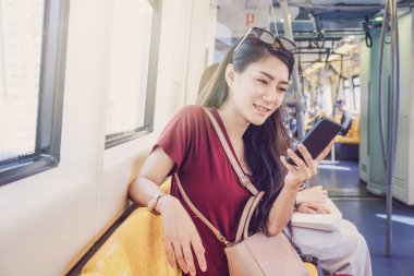 Asyalı kadın sosyal ağ kullanma 