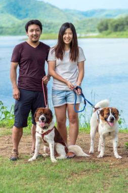 Çift ve iki karışık doğurmak köpek 
