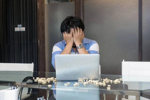 ノート パソコンで絶望的なアジア系のビジネスマン — ストック写真