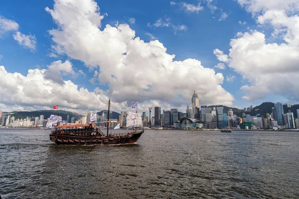 Szene der Skyline von Hongkong mit Boot — Stockfoto