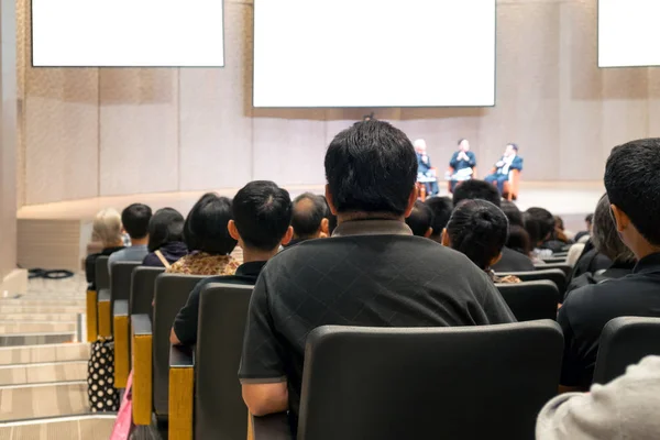 Vue arrière de l'auditoire sur les conférenciers — Photo