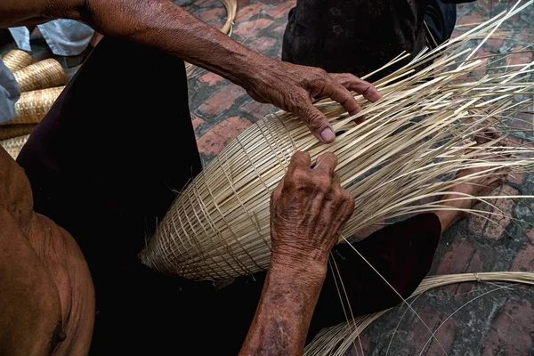 Hands traditional bamboo fish trap — Stock Photo, Image