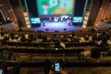 Attende arka plan ile düşük ışık durum, iş ve eğitim kavramı ile konferans salonu veya seminer odası soyut bulanık fotoğraf