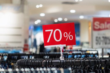 Satılık sahte kapalı % 70 kadar alışveriş bölümü mağazasında alışveriş, iş moda ve reklam kavramı için giyim hattı üzerinden görünen kare ayarı tanıtımı