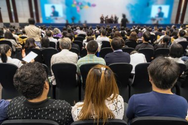 Sahnedeki konuşmacılar, konferans salonunda veya seminer toplantısında, yatırım konseptiyle ilgili iş ve eğitim alanlarında seyirci görüşü ile sahnede