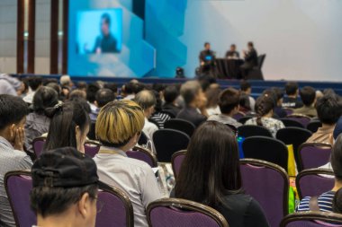 Sahnedeki konuşmacılar, konferans salonunda veya seminer toplantısında, yatırım konseptiyle ilgili iş ve eğitim alanlarında seyirci görüşü ile sahnede