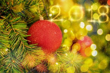 Noel ağacı arka plan üzerinde mutlu yeni yıl 2018 fireworks ile soyut bulanık bokeh, Noel ve yeni yıl kutlama kavram üzerinde ışıltı havai fişek ile yazılı