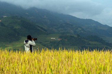 Pirinç tarlaları üzerinde fotoğrafta fotoğrafçı arka yüzünde Mu Cang Chai bölgesinde, Yenbai Eyaleti, Kuzeybatı Vietnam teraslı