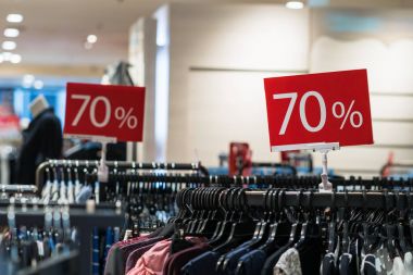 Satılık sahte kapalı % 70 kadar alışveriş bölümü mağazasında alışveriş, iş moda ve reklam kavramı için giyim hattı üzerinden görünen kare ayarı tanıtımı