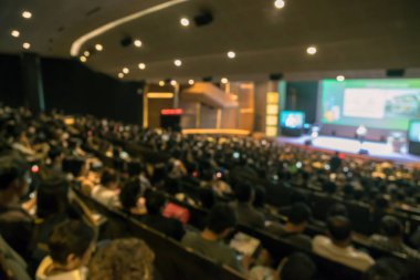 Attende arka plan ile düşük ışık durum, iş ve eğitim kavramı ile konferans salonu veya seminer odası soyut bulanık fotoğraf