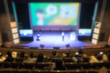 Attende arka plan ile düşük ışık durum, iş ve eğitim kavramı ile konferans salonu veya seminer odası soyut bulanık fotoğraf