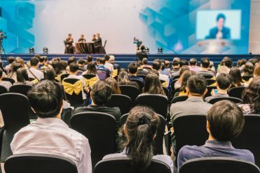 Sahnedeki konuşmacılar, konferans salonunda veya seminer toplantısında, yatırım konseptiyle ilgili iş ve eğitim alanlarında seyirci görüşü ile sahnede