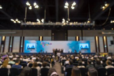 Konferans salonu veya seminer salonu hoparlör ile sahne ve attende arka plan, iş ve eğitim kavramı soyut bulanık fotoğraf