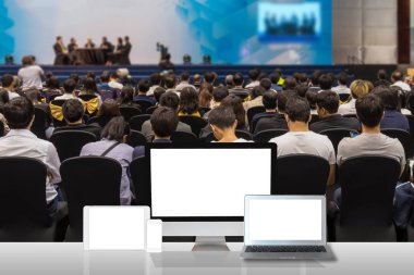 Bilgisayar kümesi programında beyaz masa üzerinde konferans salonu veya seminer toplantı kim sahne alanı'ndaki hoparlörler seyirci arkadan görünüş