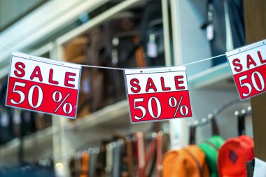 Satılık %50 off sahte kadar alışveriş bölümü mağazasında alışveriş, iş moda ve reklam kavramı için iple kullanarak görüntü kare ayarı tanıtımı