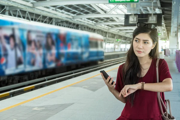 Mulher Asiática Passageira Com Terno Casual Usando Rede Social Telefone — Fotografia de Stock