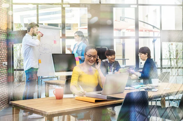 Retrato Empresaria Trabajando Con Computadora Sobre Foto Borrosa Grupo Negocios — Foto de Stock