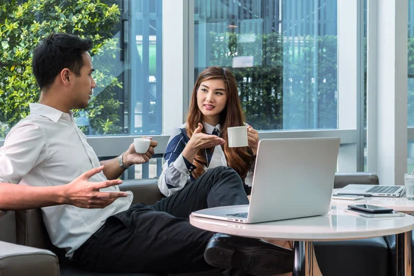 Gelukkig Aziatische Mooie Jonge Zakenvrouw Knappe Zakenman Met Formele Kostuums — Stockfoto