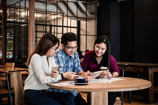 Grupo Empresários Asiáticos Com Brainstorm Terno Casual Ação Relaxar Café — Fotografia de Stock