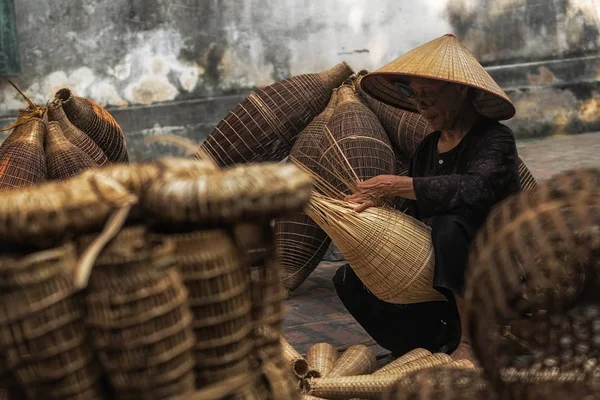 Closeup Old Vietnamese Female Craftsman Making Traditional Bamboo Fish Trap — Stock Photo, Image