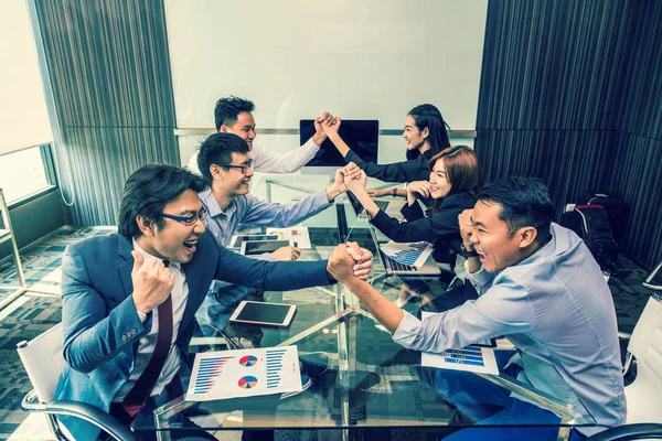Csoport Ázsiai Üzleti Emberek Alkalmi Öltöny Dolgozik Találkozott Ünnepelni Akció — Stock Fotó