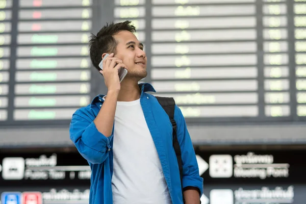 Asijské Traveler Používá Chytrý Mobilní Telefon Volá Check Obrazovce Informace — Stock fotografie