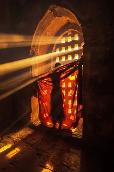 Задняя Сторона Монаха Сменить Халат Лучом Солнца Пагоде Баган Мандалай — стоковое фото