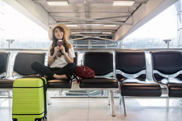 Mujer Asiática Feliz Viajero Sosteniendo Pasaporte Con Maletas Aeropuerto Moderno —  Fotos de Stock