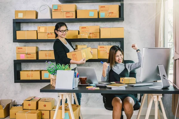 Asiáticos empresários que trabalham em casa — Fotografia de Stock