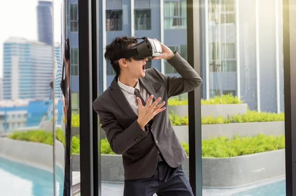 Homme Asiatique Portant Réalité Virtuelle Avec Costume Affaires Bâtiment Moderne — Photo