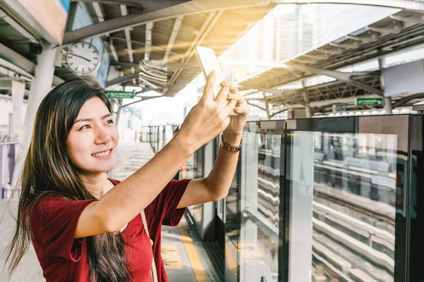 Ασιατικές Γυναίκα Επιβάτη Casual Κοστούμι Λήψη Selfie Έξυπνο Κινητό Τηλέφωνο — Φωτογραφία Αρχείου