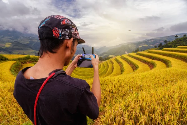 Fotografo con drone i campi di riso — Foto Stock
